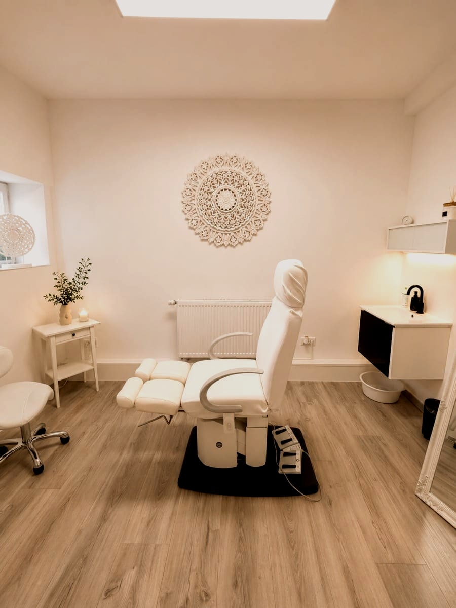 Fußpflegeraum mit Podologiestuhl und Fußbad bei Maru Kosmetik in Karlsruhe-Grötzingen