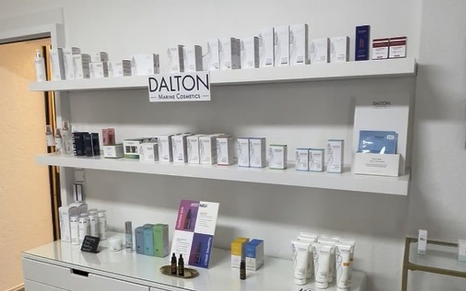 Regal mit Premium-Pflegeprodukten von DALTON bei Maru Kosmetik in Karlsruhe-Grötzingen